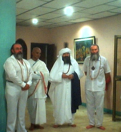 De derecha a izquierda : Guru Oxil Pali Ur Francisco Urquizo, Guru Mangala, El Guru Auspiciador, de la ISKCON/Ecuador, Al Sheik Aleph Geburah y el M.H. Sat Chellah Jose Michan Amiga de la Red GFU Solar, Mayo 2003
